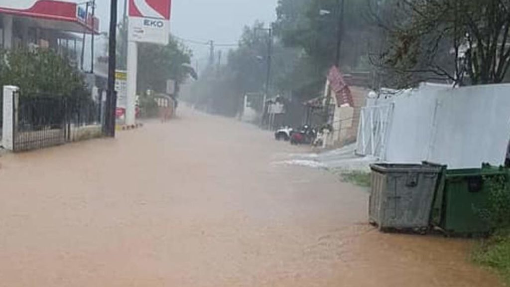 Πλημμύρισαν σπίτια και καταστήματα στη Σκιάθο λόγω της έντονης βροχόπτωσης