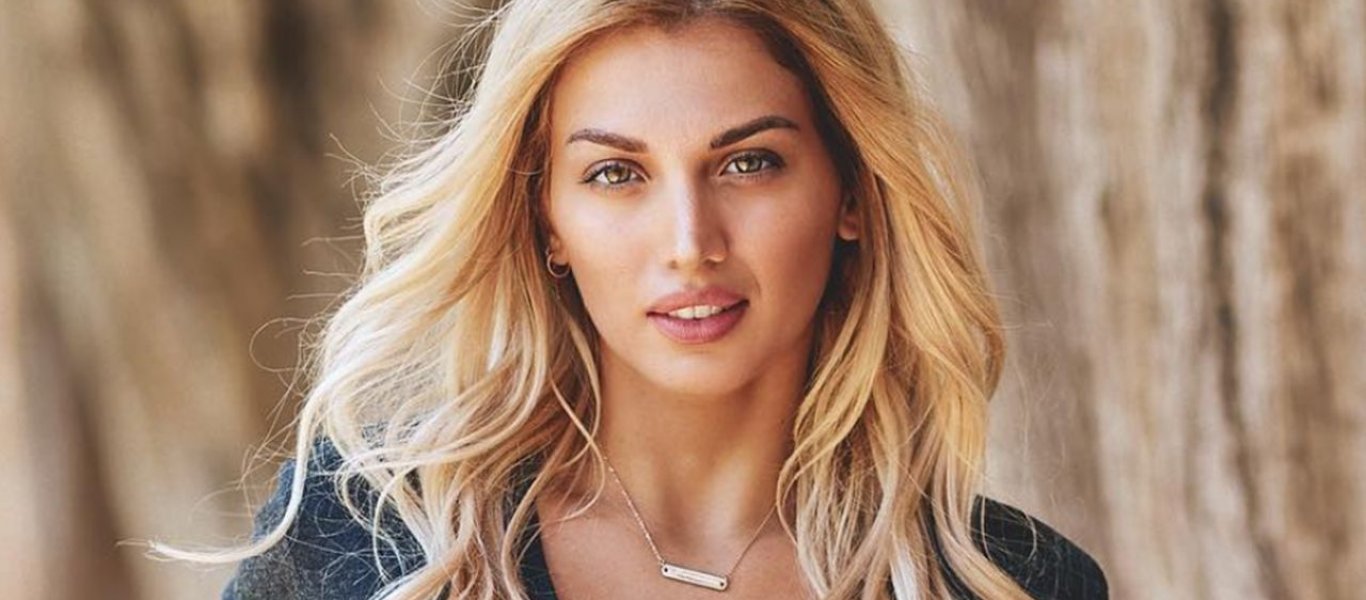 Η σeξι «βουτιά» της Κωνσταντίνας Σπυροπούλου στον καναπέ – Με μαύρα εσώρουχα και άσπρη διάφανη φόρμα (βίντεο)