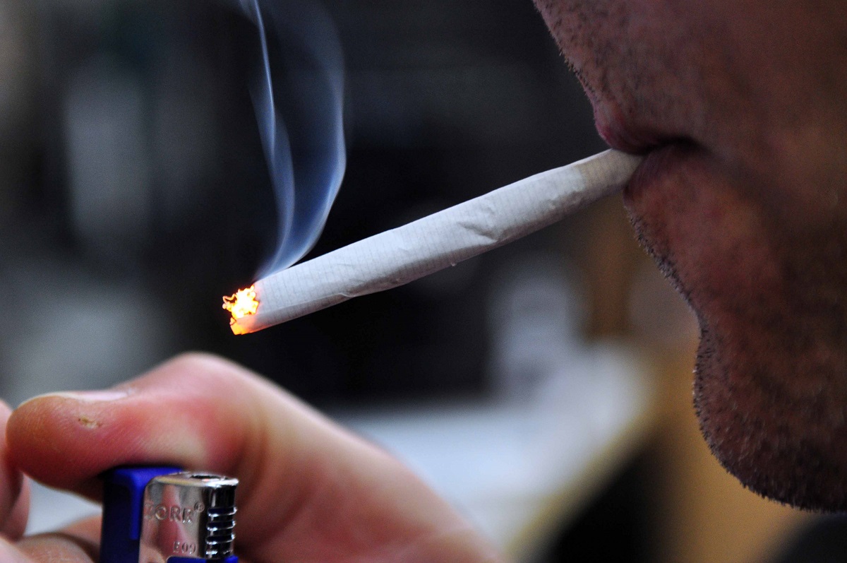Κορωνοϊός και κάπνισμα: Πόσο επικίνδυνο είναι; – Τα συμπτώματα και η πιθανότητα θανάτου