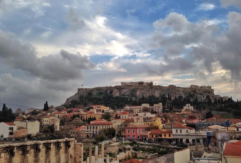 Συνεφιασμένη Κυριακή με βροχές και καταιγίδες – Πού θα χιονίσει