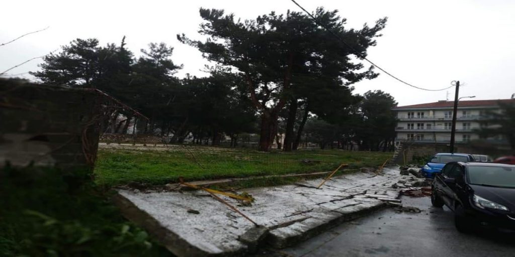 Ξάνθη: Οι άνεμοι έριξαν δέντρα και ανέτρεψαν φορτηγά (φώτο)