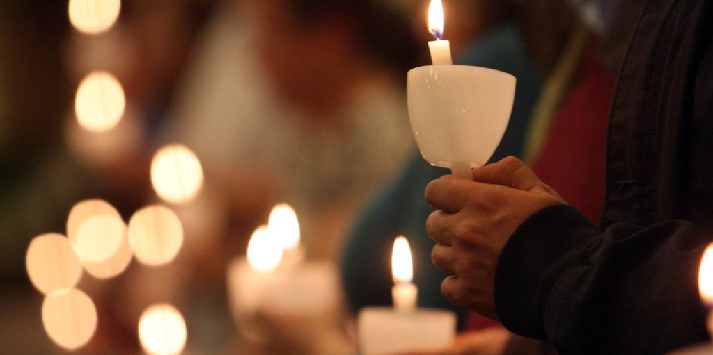 Πως προέκυψε το έθιμο της πασχαλινής λαμπάδας και ποιο συμβολισμό κρύβει;