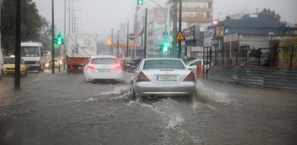Η κακοκαιρία «σάρωσε» και τη Θεσσαλονίκη: Έπεσε πελώριο δέντρο στην Καλαμαριά – ‘Έκλεισε ο δρόμος (φωτο)