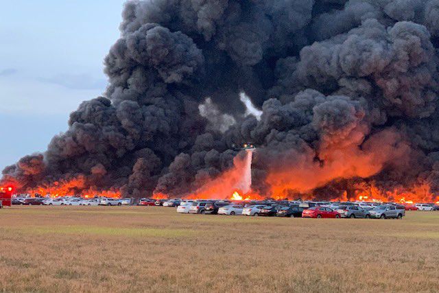 Πύρινη «κόλαση» στις ΗΠΑ κατέστρεψε πάρκινγκ με 3.500 αυτοκίνητα! (φώτο-βίντεο)