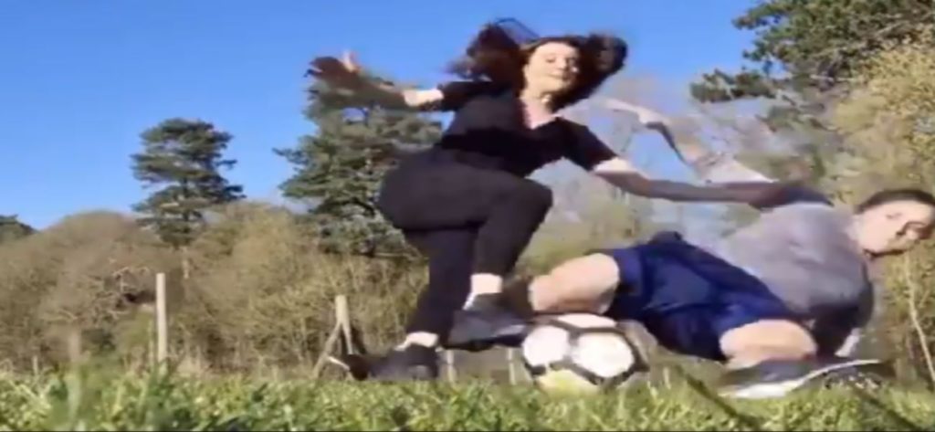 O Γουίλσιρ δεν καταλαβαίνει ούτε απέναντι στη γυναίκα του! – Σκληρό τάκλιν εν μέσω παιχνιδιού (βίντεο)