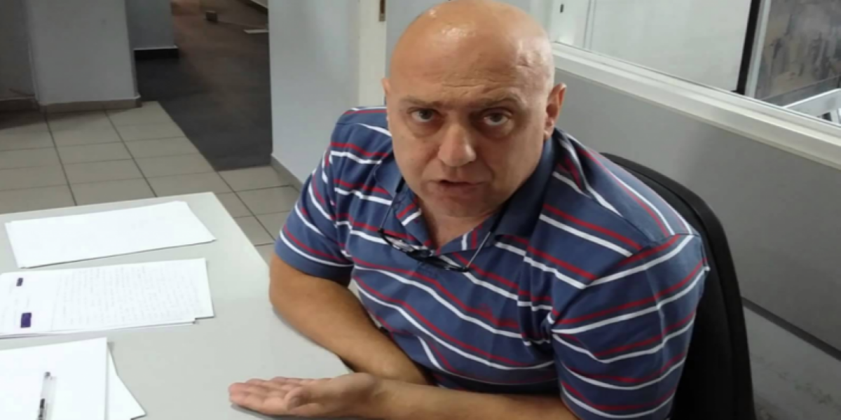 Κώστας Ραπτόπουλος: Έφαγε «καρφωτή» και η αστυνομία εισέβαλε στη ζωντανή εκπομπή του (βίντεο)