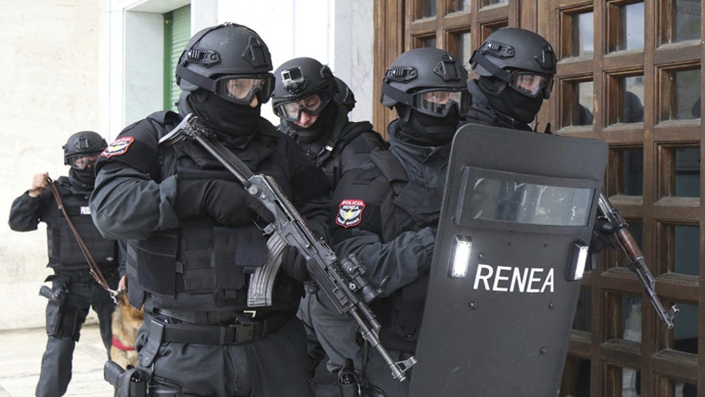 Τα Τίρανα προκαλούν εν μέσω Πάσχα: Η αλβανική αστυνομία εισέβαλε στην ελληνική Χειμάρρα λόγω τοποθέτησης του Σταυρού!