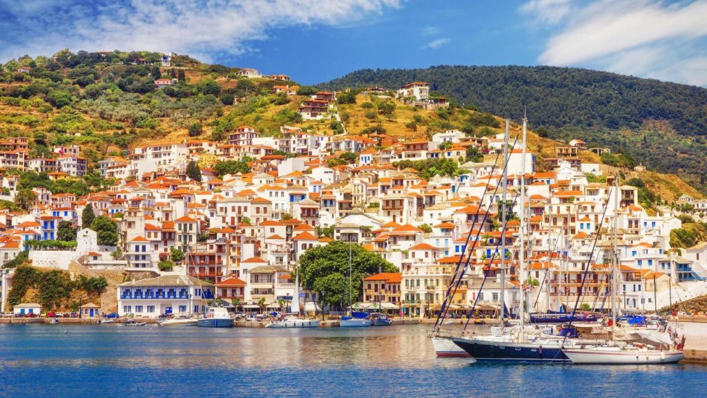 Το είδαμε και αυτό: Δύο άνδρες παραβίασαν την απαγόρευση της κυκλοφορίας για να… σκάψουν τον αιγιαλό της Σκοπέλου