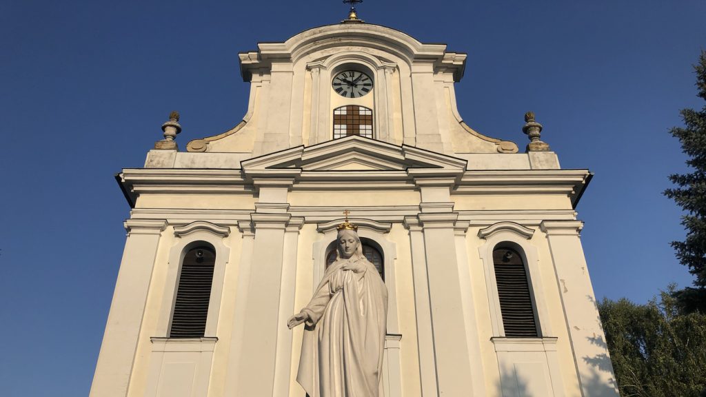 Ιερέας στην Πολωνία βρήκε λύση για τον κορωνοϊό: Εξομολογεί τους πιστούς στο πάρκινγκ της εκκλησίας