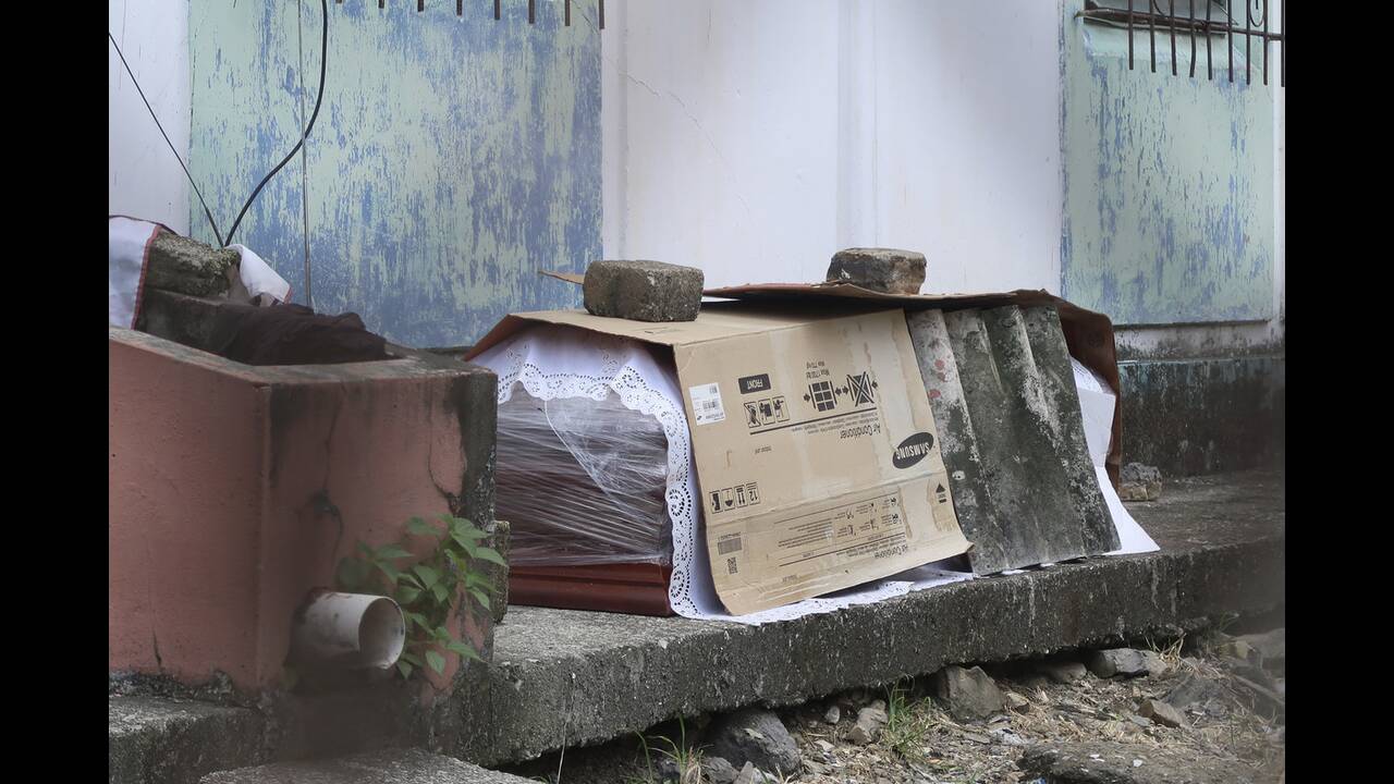 «Βαρύ» το πλήγμα του κορωνοϊού στο Εκουαδόρ – Χρησιμοποιούν χαρτόκουτα αντί για φέρετρα για τους νεκρούς (βίντεο)