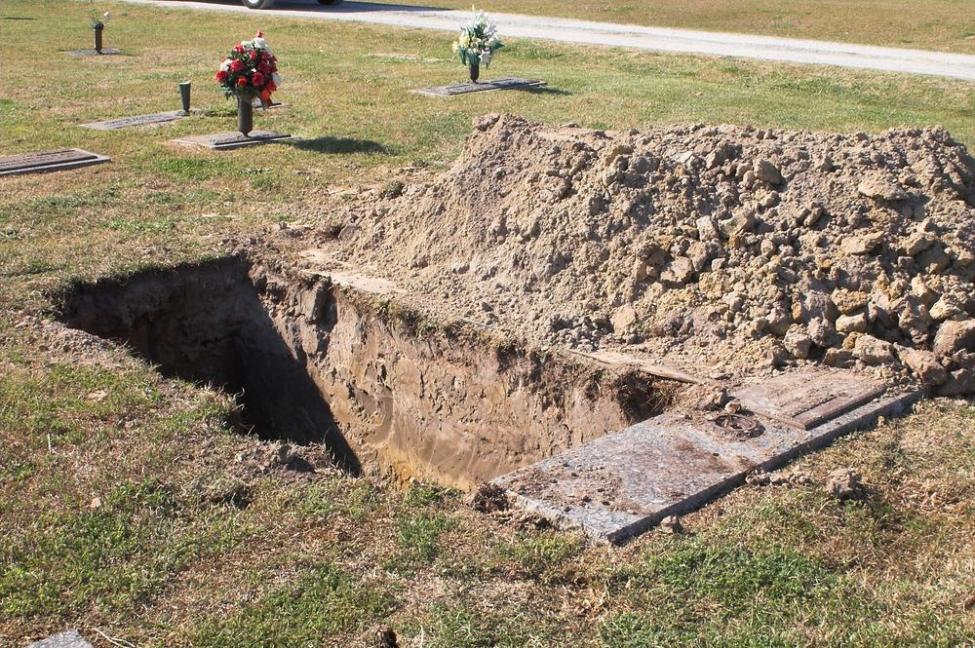 Κορωνοϊός- Ουκρανία: Δήμαρχος έσκαψε εκατοντάδες τάφους(!) για να πείσει τους πολίτες να μείνουν σπίτι