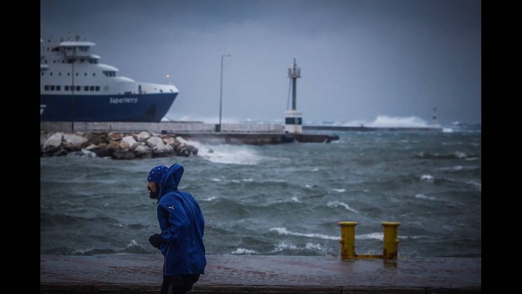 Δεμένα τα πλοία σε Πειραιά, Ραφήνα και Λαύριο