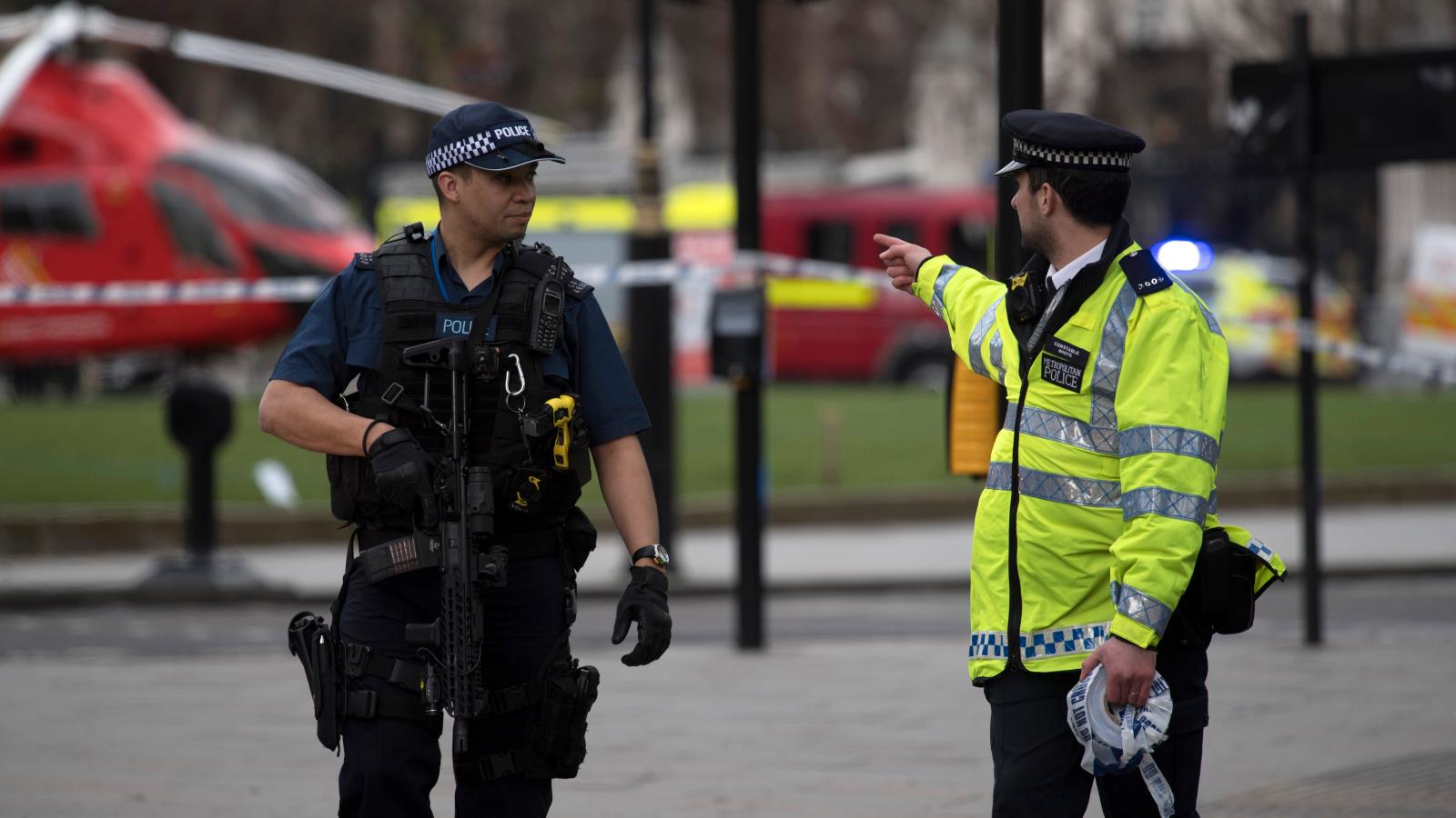 Βρετανία: Άνδρας έβηξε πάνω σε αστυνομικούς – Του πέρασαν χειροπέδες