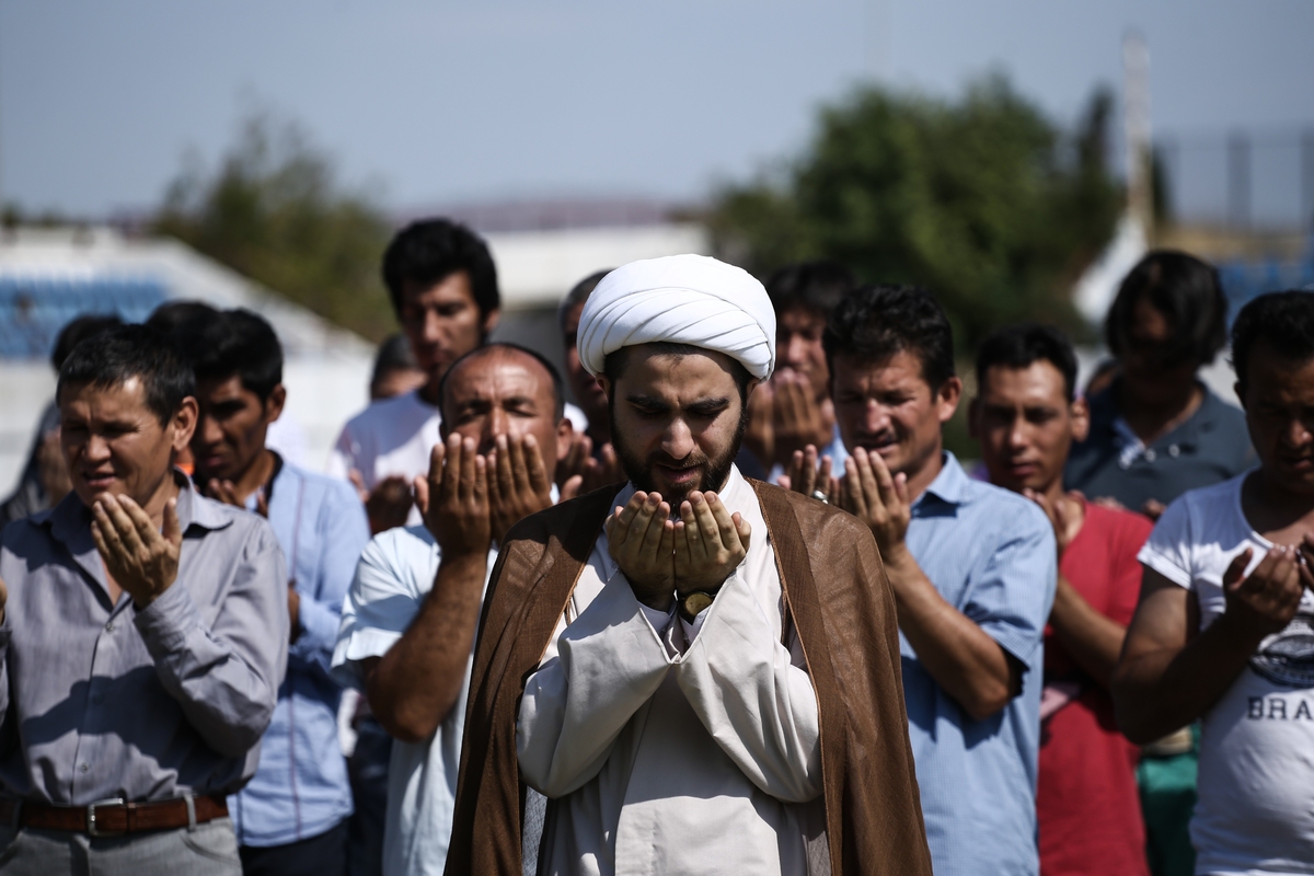 Απαγόρευση κυκλοφορίας: Μουσουλμάνοι κυκλοφορούν ελεύθερα στους δρόμους και προσεύχονται