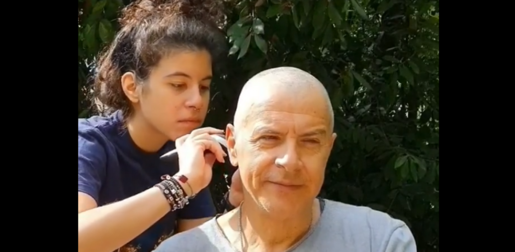 Τα πήρε με την… ψιλή ο Σταύρος Θεοδωράκης – Τον κούρεψε η κόρη του (βίντεο)