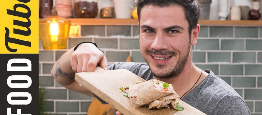 Ούτε μούσι ούτε (τόσα) τατουάζ: Θυμάστε τον Άκη Πετρετζίκη στα πρώτα του τηλεοπτικά βήματα; (βίντεο)