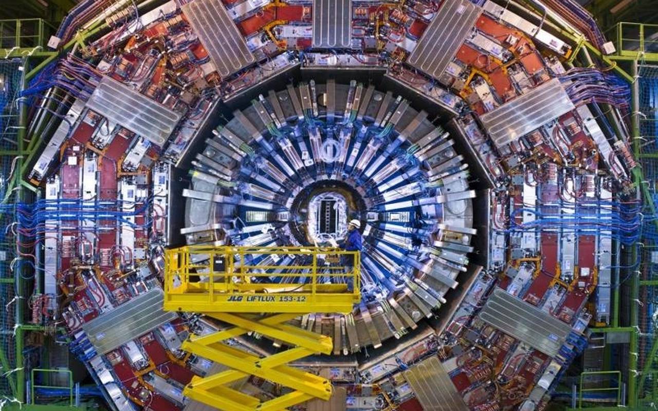 Το CERN «άφησε» το μποζόνιο του Χιγκς και τώρα θέλει να κατασκευάσει αντισηπτικά τζελ και μάσκες