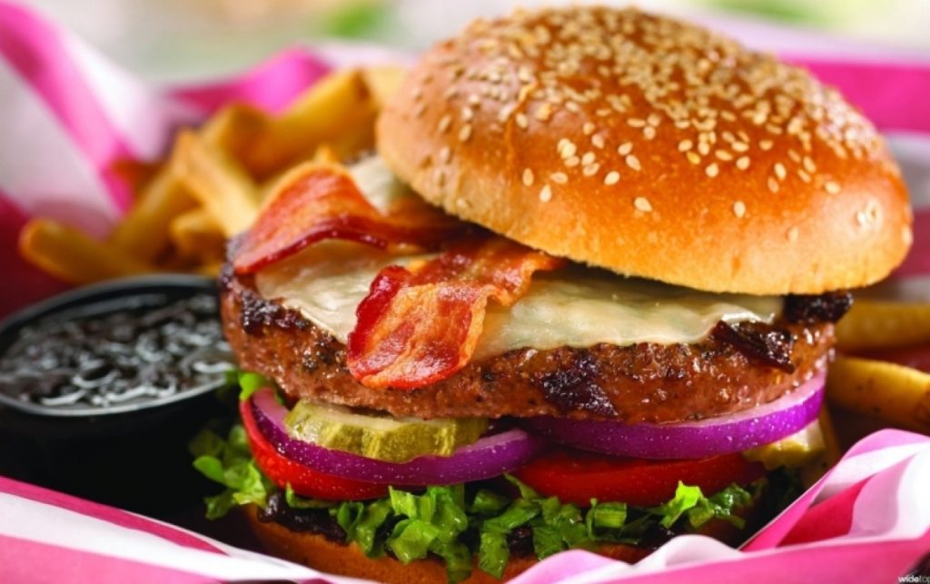 Fast Food: Αυτά είναι τα τρικ που σε κάνουν να ξοδεύεις σα να μην υπάρχει αύριο (βίντεο)