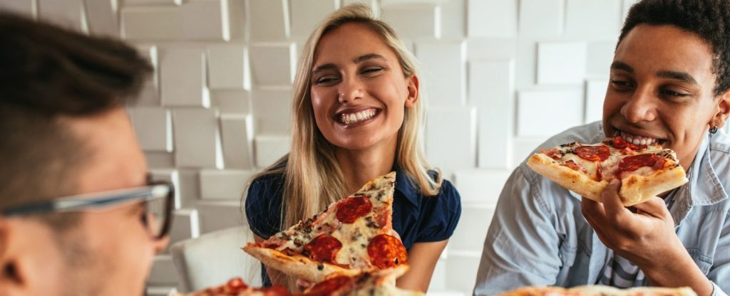 Ξέχασε όσα ήξερες: Έτσι τρώγεται κανονικά η πίτσα! (φώτο)