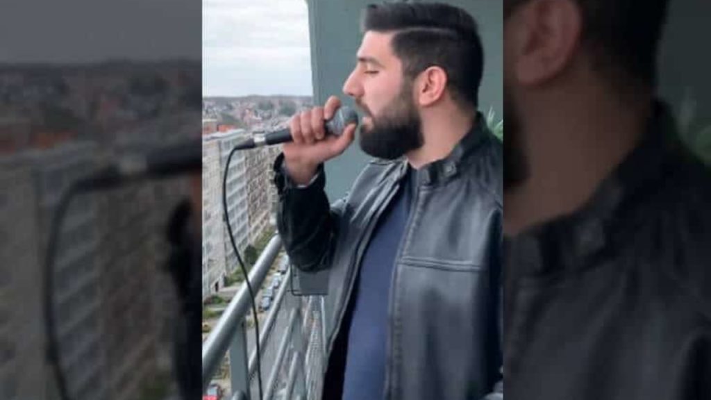 Βγήκε στο μπαλκόνι του στις Βρυξέλλες και τραγούδησε… Ν. Βέρτη! (βίντεο)
