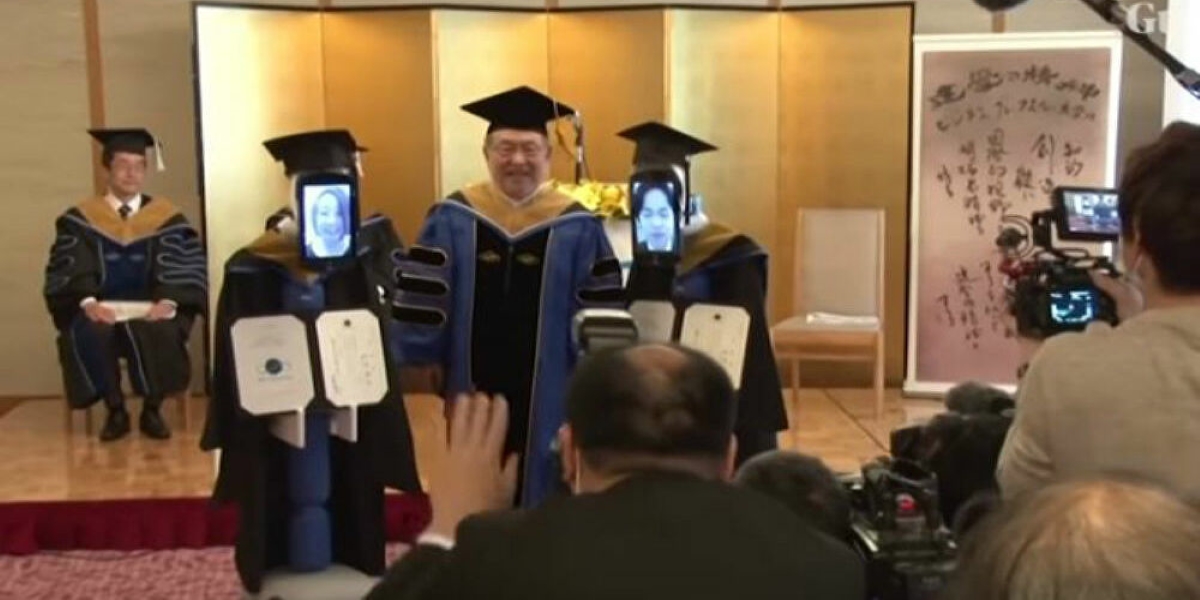 Βίντεο: Πανεπιστήμιο έδωσε πτυχία σε ρομπότ αντί για φοιτητές