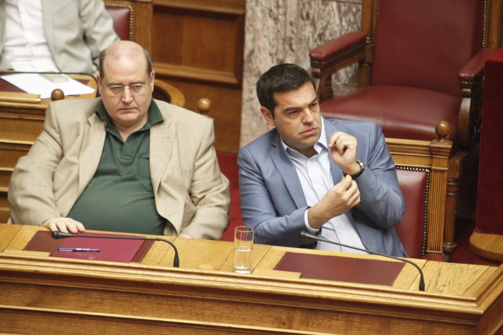 Ο Α.Τσίπρας «τρολάρει» τον Ν.Φίλη: «Σιγά μην ήξερε ο Νίκος να συνδεθεί με Skype»