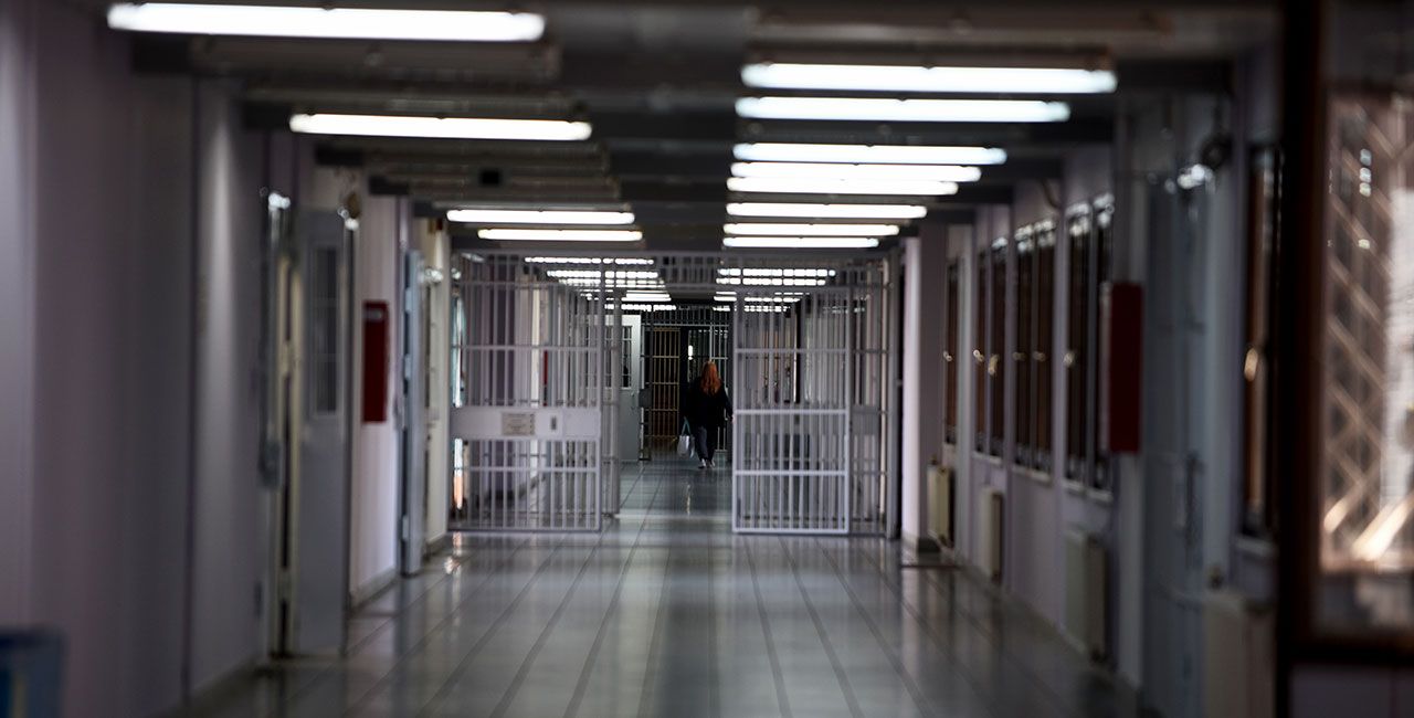 Γυναικείες φυλακές Θήβας μετά από το θάνατο 35χρονης – Έκαψαν στρώματα και αρνούνταν να μπουν στα κελιά τους  (upd)