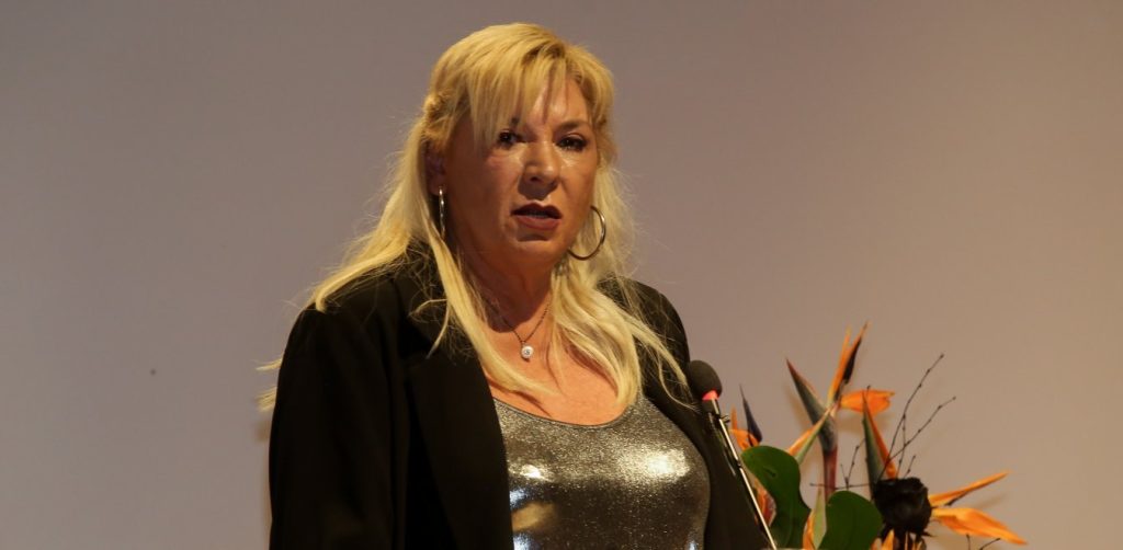 Η Δήμητρα Λιάνη-Παπανδρέου «μένει σπίτι» και… βάφει μαλλί (βίντεο)