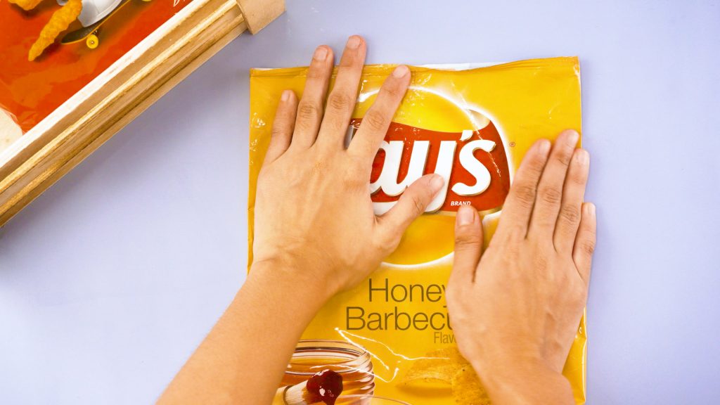 Αυτός είναι ο σωστός τρόπος για να κλείσεις το σακουλάκι με τα πατατάκια! (βίντεο)