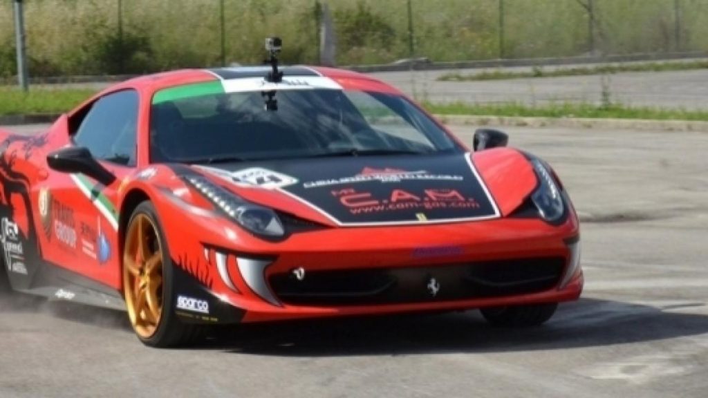 Βίντεο για «γερά» νεύρα: O οδηγός που έκανε ρεκόρ ταχύτητας στον πιο τρομακτικό δρόμο στον κόσμο (βίντεο)