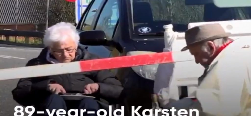 Απίστευτη ιστορία αγάπης στα χρόνια της πανδημίας: Ζευγάρι ηλικιωμένων γευματίζει καθημερινά στα σύνορα (βίντεο)