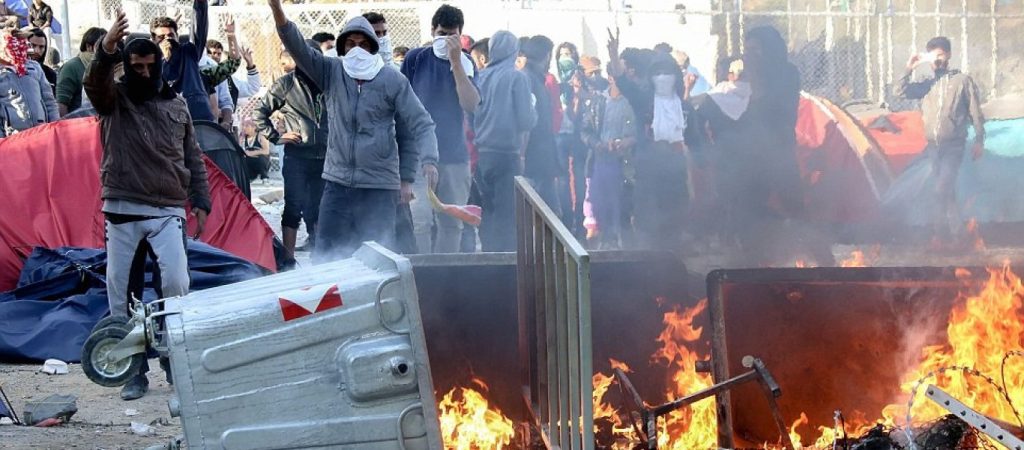 Η εξέγερση των αλλοδαπών στο Λαύριο προκλήθηκε από «μαύρη επιχείρηση»: Διαδόθηκε μήνυμα ότι θα επιστρέψουν στην Τουρκία