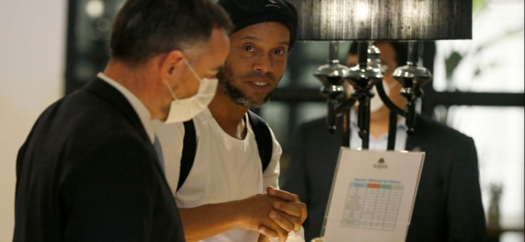 Η στιγμή που ο Ροναλντίνιο μαθαίνει ότι αποφυλακίζεται σε βίντεο