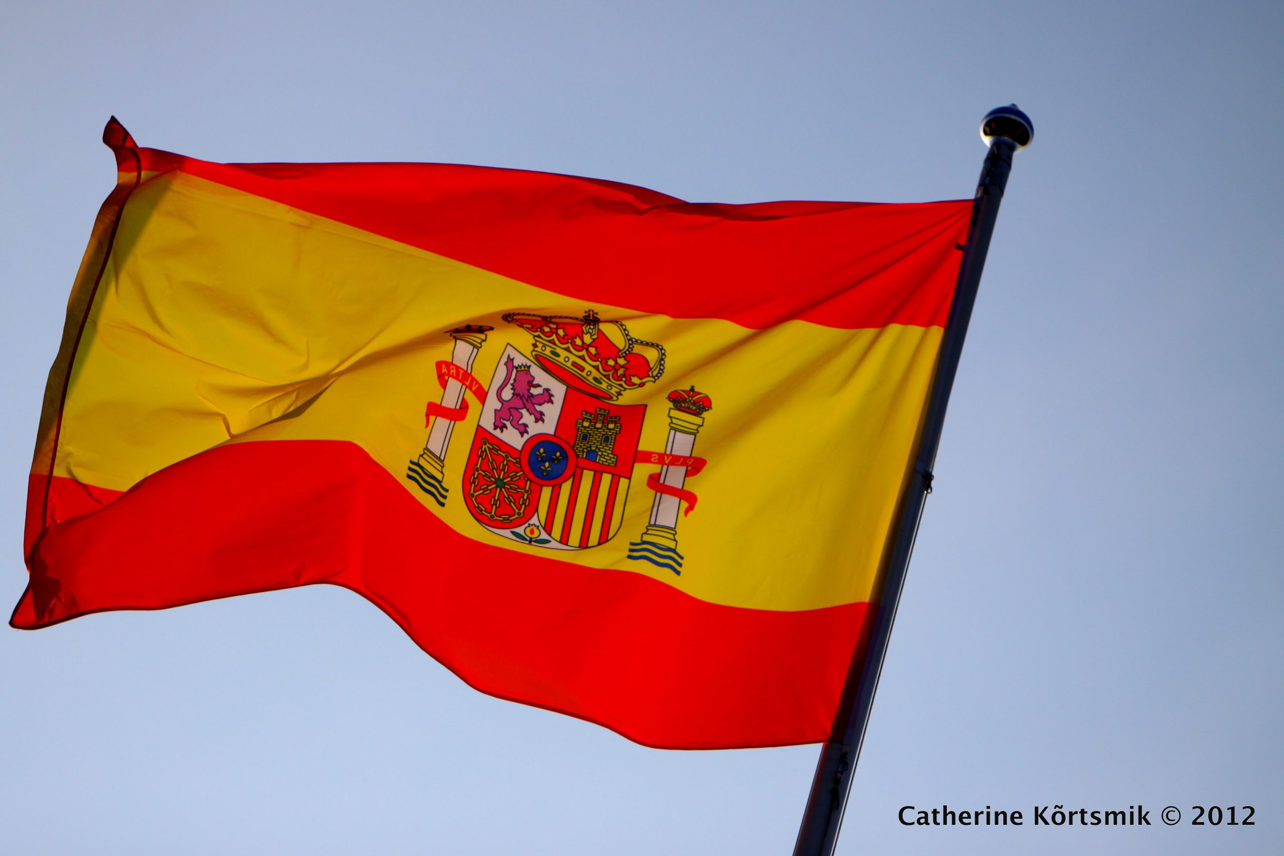 Το ΥΠΕΞ υψώνει στο κτίριο του την ισπανική  σημαία ως ένδειξη συμπαράστασης στον δοκιμαζόμενο ισπανικό λαό