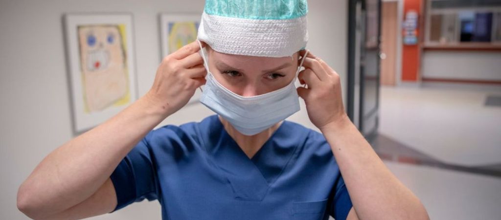 Η Φινλανδία ξεκινά την παραγωγή δικών της μασκών μετά τις «μαϊμού» μάσκες που πήρε από την Κίνα