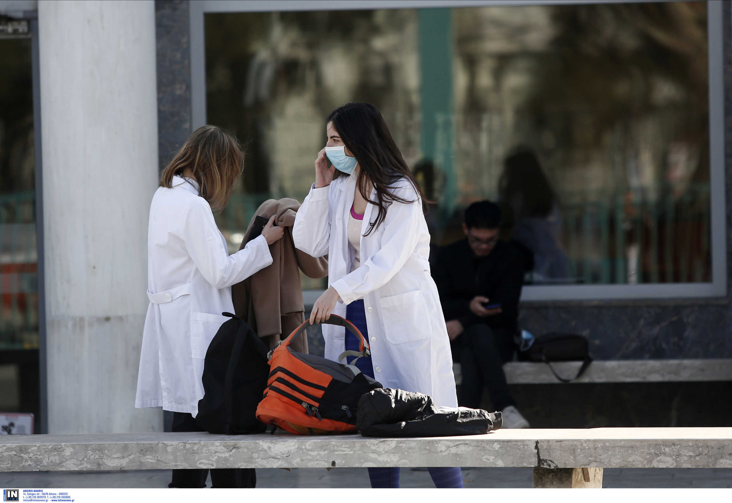 Bloomberg: «Σε αυτή την πανδημία η Ελλάδα μπορεί να περπατάει με το κεφάλι ψηλά»