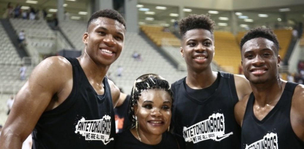 Οικογένεια Αντετοκούνμπο: «Μένουμε σπίτι για να κάνουμε το έργο των ηρώων μας πιο εύκολο»