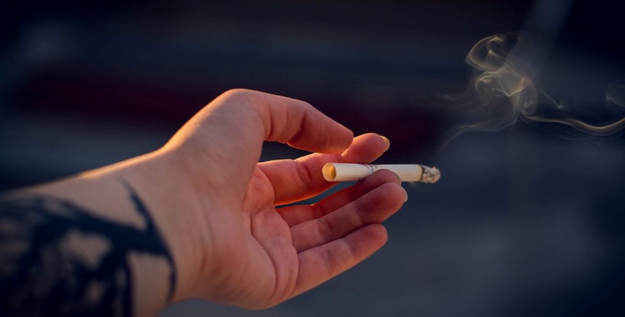 Τι συμβαίνει τελικά με τους καπνιστές; – Πόσο τους επηρεάζει ο κορωνοϊός;
