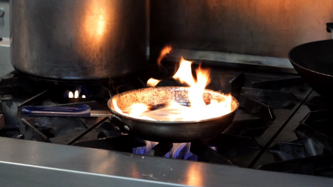 Αυτό πρέπει να το ξέρετε: Nα τι πρέπει να κάνετε αν πάρει φωτιά το τηγάνι