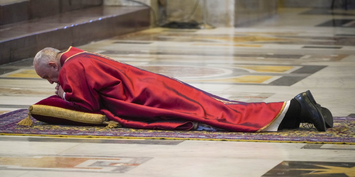 Ιστορικές στιγμές στο Βατικανό: Ο Πάπας προσεύχεται στο έδαφος για τους χιλιάδες ασθενείς