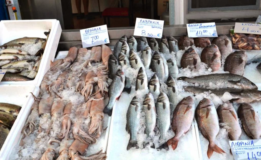 Αυτό το ήξερες; – Στην Αρχαία Ελλάδα ο «δημοκράτης» φαινόταν από το πόσα… ψάρια αγόραζε