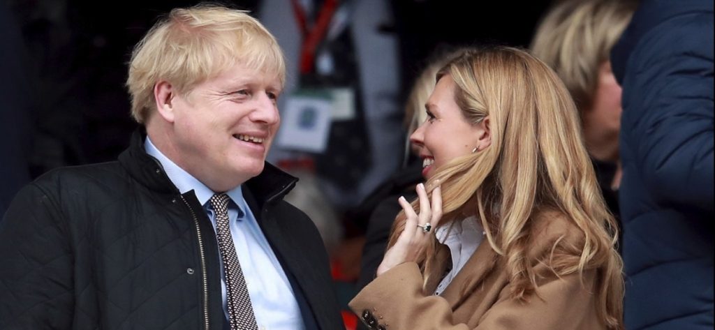 Μπόρις Τζόνσον: Σηκώθηκε από το κρεβάτι και περπατά στην κλινική