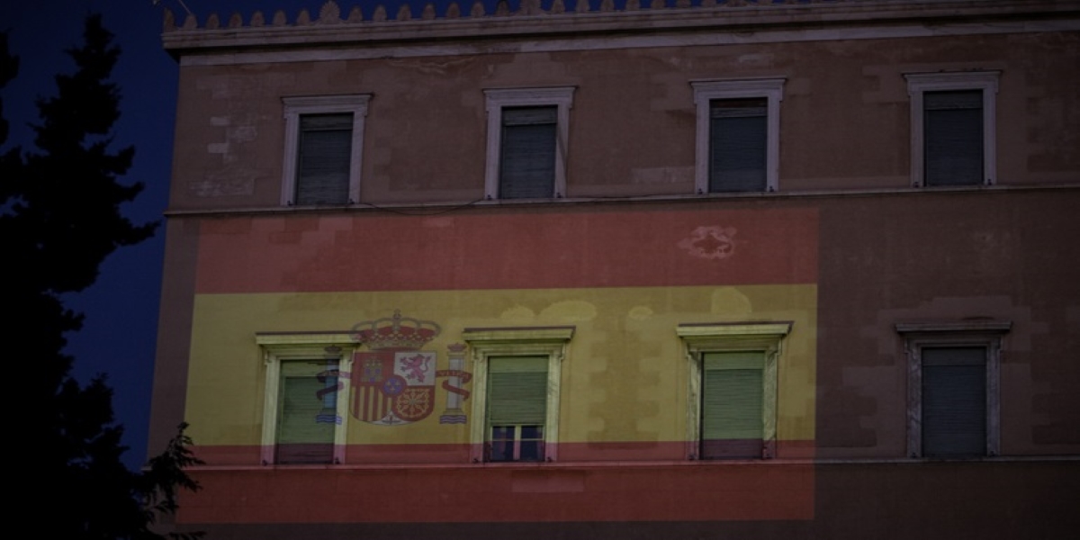 Στα χρώματα της Ισπανίας η ελληνική Βουλή ως ένδειξη αλληλεγγύης (φώτο)