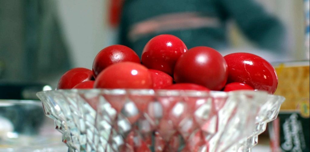 Δείτε πως να βάψετε τα πασχαλινά αυγά με φυσικό τρόπο