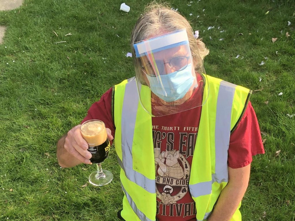 Μερακλής Βρετανός φτιάχνει προστατευτικές μάσκες για τον κορωνοϊό… χρησιμοποιώντας βαρέλια μπύρας! (φώτο)