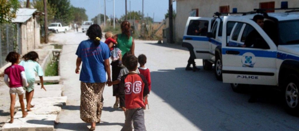 Μια ακόμα καταγγελία για την υγειονομική «βόμβα» των Ρομά: Τους έφτιαχναν βεβαιώσεις μετακίνησης