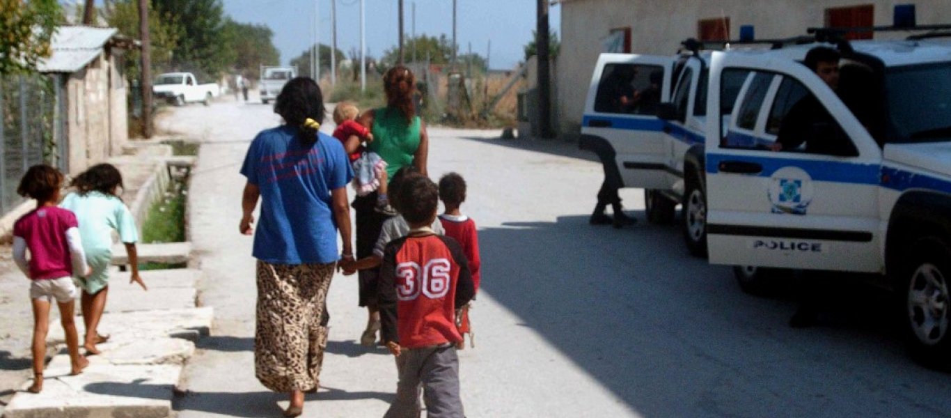 Μια ακόμα καταγγελία για την υγειονομική «βόμβα» των Ρομά: Τους έφτιαχναν βεβαιώσεις μετακίνησης