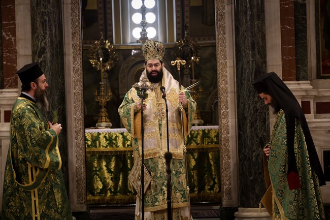 Κορωνοϊός: Άδειες οι εκκλησίες για την Κυριακή των Βαΐων (φώτο)