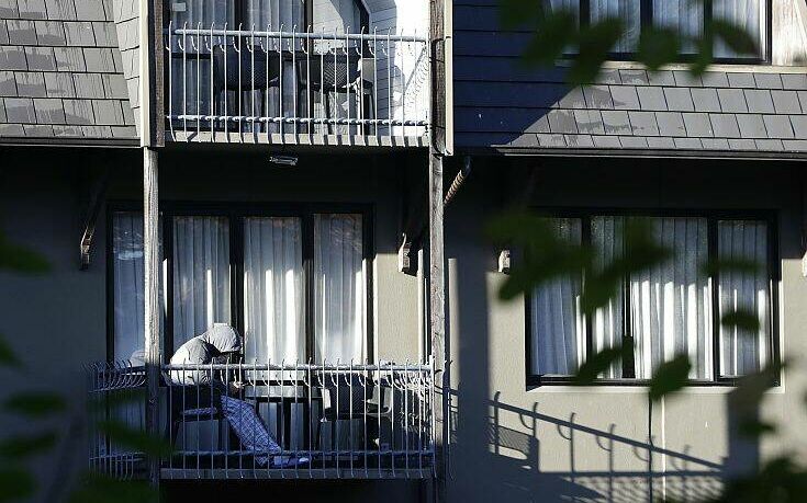 Σε Αυστραλία και Νέα Ζηλανδία γιορτάζουν το Πάσχα με διαδικτυακές λειτουργίες και σκηνές στις αυλές