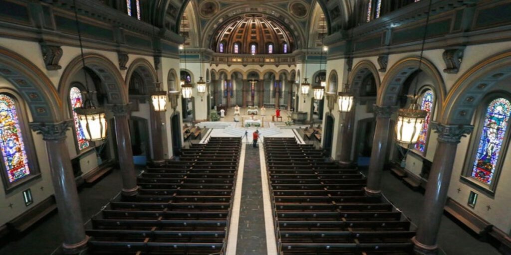 ΗΠΑ: Ορισμένες εκκλησίες συνεχίζουν να λειτουργούν παρά την πανδημία